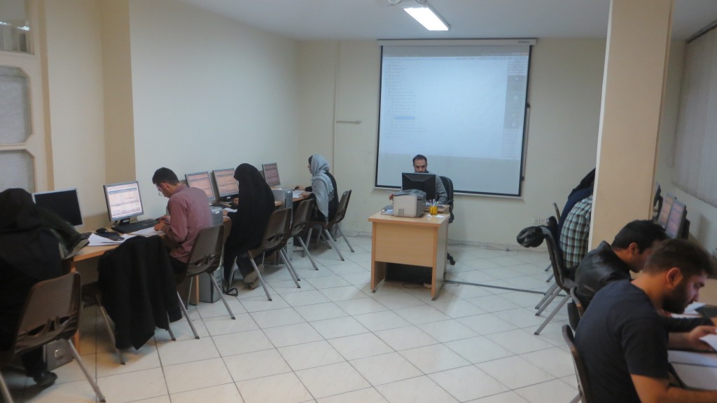 شرکت کنندگان کارگاه در حال تمرین و یادگیری حسایداری